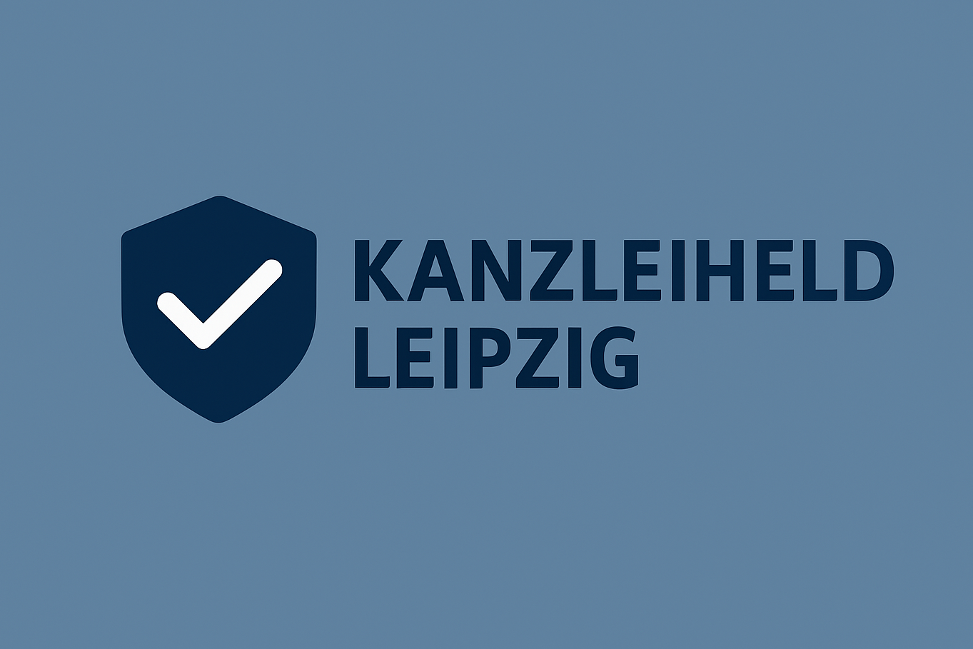 Logo Blauer Hintergrund, darauf ein dunkelblaues Wappen mit einem weißen Häkchen drin, daneben in dunkelblauer Schrift "Kanzleiheld Leipzig"